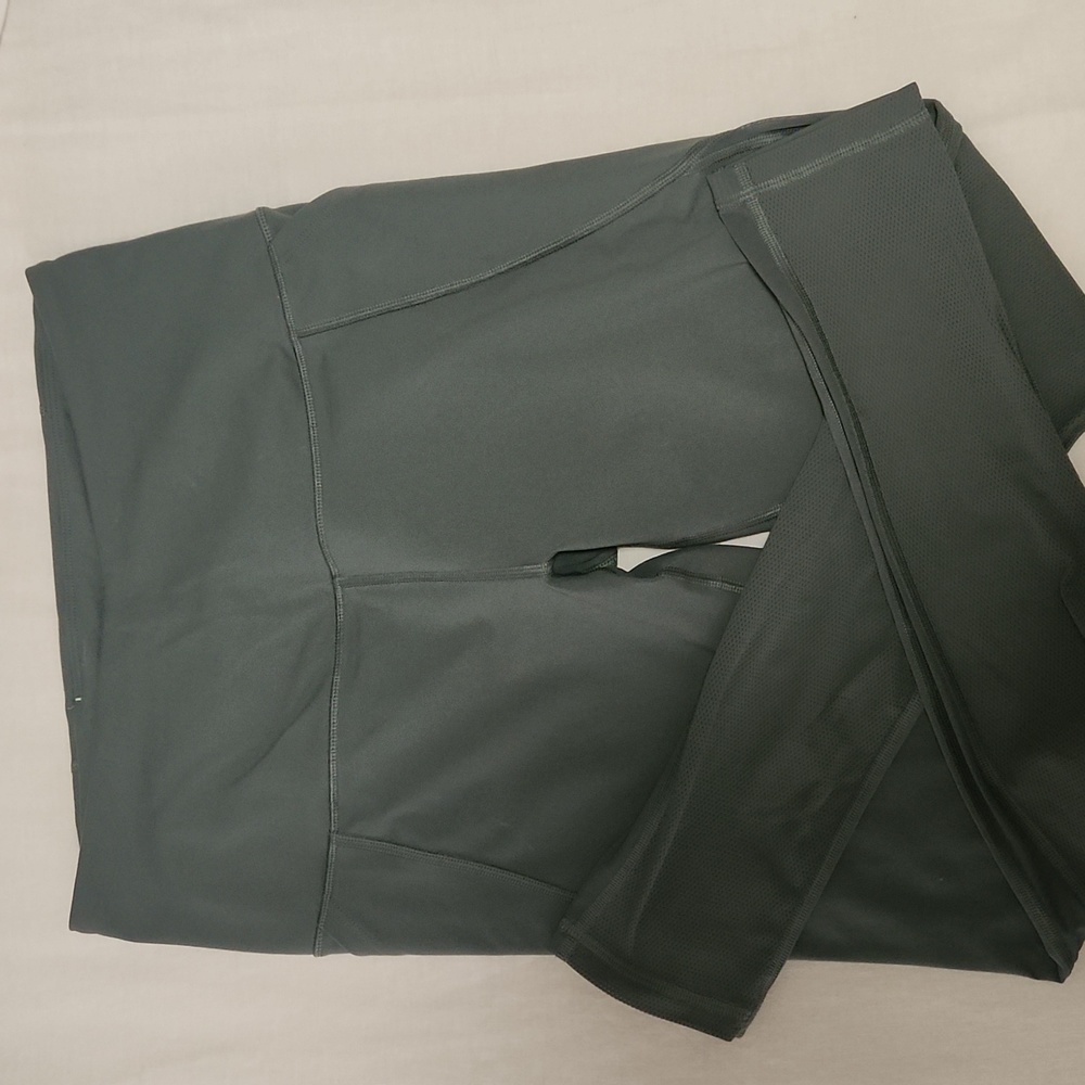 Knockout by Victoria sport size M leggings in a pastel green. Length to ankles.